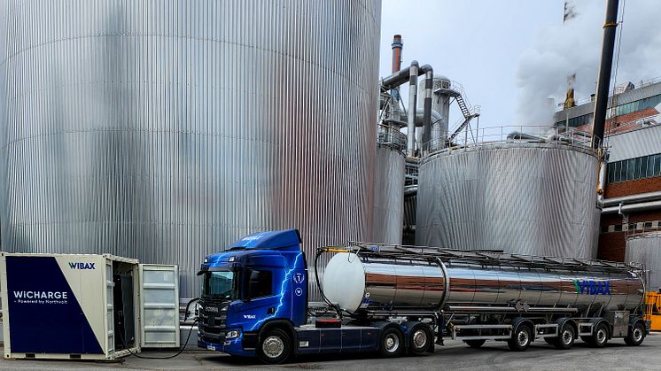 Den mobila elbilsladdaren WiCharge är installerad ute hos Smurfit Kappa i Piteå.