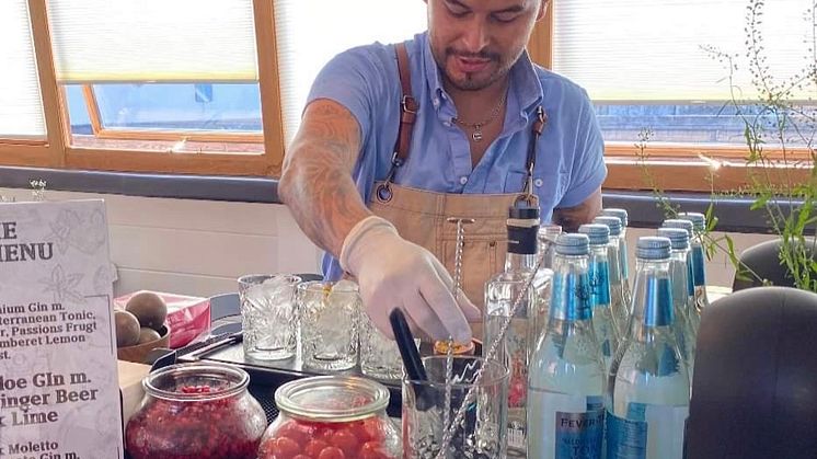Jeg hører ad helvede til. Der er ingen tvivl om, at min hørelse har taget stor skade, siger Thomas Ziefeldt Bil Pedersen, der har været bartender i snart 18 år.  Foto: PR.