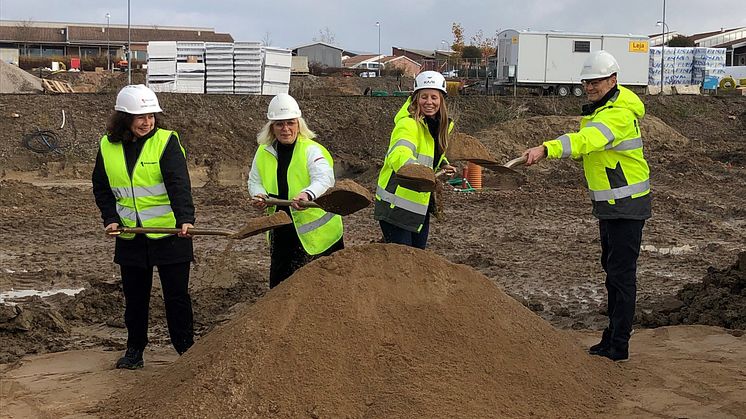Fr v Ulrika Nyström, regionchef Riksbyggen, Marie Lundström, säljare Riksbyggen, Emelie Fridén, projektchef Derome Husproduktion och Thomas Skogh, projektledare, Riksbyggen. 