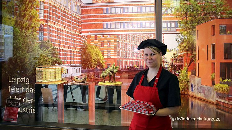 Goethe Chocolaterie - Juliane Siedler präsentiert Backsteine aus Schokolade
