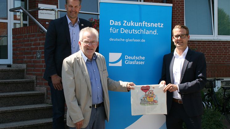 Bürgermeister Ulf Voigts (u.l.), Guido Dieckmann (o.l., Gemeinde Beverstedt) und Tjark Hartmann (Projektleiter Deutsche Glasfaser)