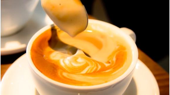 Sista handen vid den perfekta koppen kaffe
