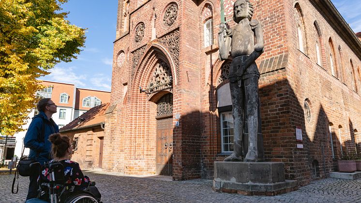 Auch über das Altstädtische Rathaus in Brandenburg an der Havel können Gäste mit ihrem Smartphone noch mehr erfahren, wenn das Projekt Augmented Reality umgesetzt ist. Foto: TMB-Fotoarchiv/Steffen Lehmann.