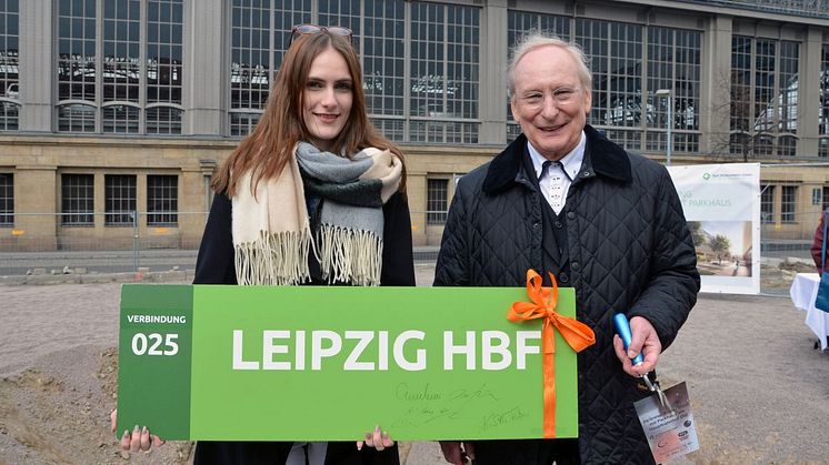 Architekt Prof. Dipl.-Ing. Eckhard Gerber (rechts) erläutert das Projekt 