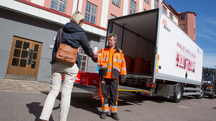 Lämna dina kemikalier, färgrester, småelektronik och annat farligt avfall som du kan bära själv till Farligt avfall-bilen. 