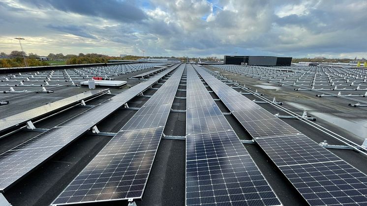 Vi på RSA-gruppen jobbar på med installationen - en solpanel i taget!