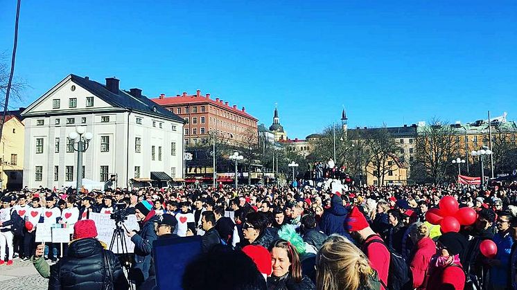 "Röda tråden", Medborgarplatsen i Stockholm mars 2017. Foto Nazir Hejdarpour.