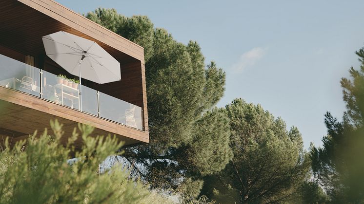Beschattung auch auf kleinstem Raum: Alu-Smart lässt sich kippen und spendet somit bei jedem Sonnenstand Schatten. 