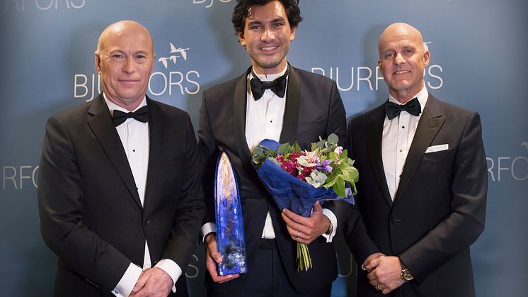 Daniel Adelsson är Årets Bjurforsmäklare för nionde gången. Här med Sven-Erik Kristensen, vd Bjurfors Göteborg (t.v) och Mats Ljung, ägare och styrelseordförande (t.h).
