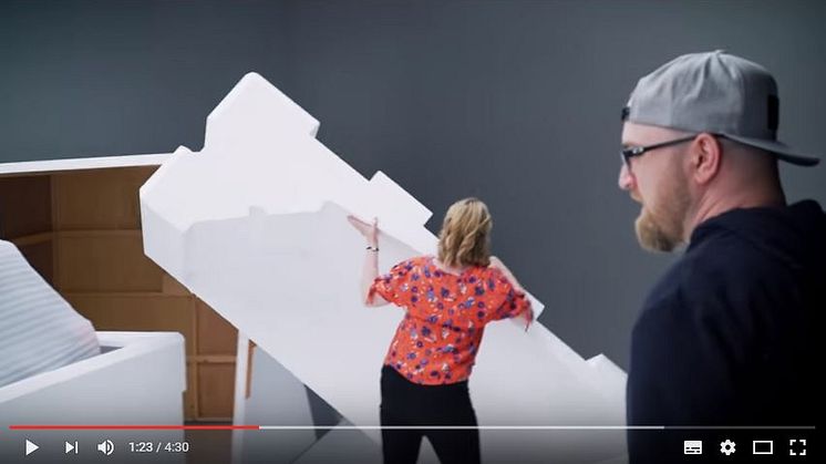 Lewis Hilsensteger og Joanna Page giver den gas med deres "unboxing" af Ka+