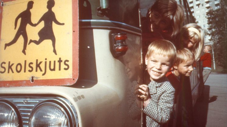 Barn på skolskjutsbuss 1960-tal, Gnesta.