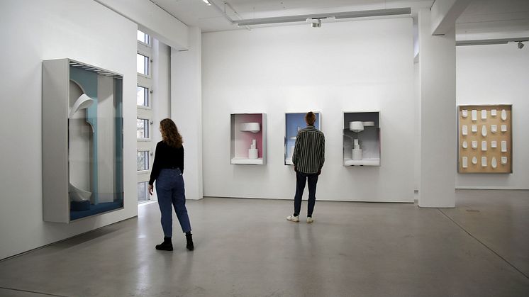 Blick in die Ausstellung VITRINEN von Andreas Schmitten in der G2 Kunsthalle (Laufzeit: 27.1.-14.5.2023) - Foto: Andreas Schmidt