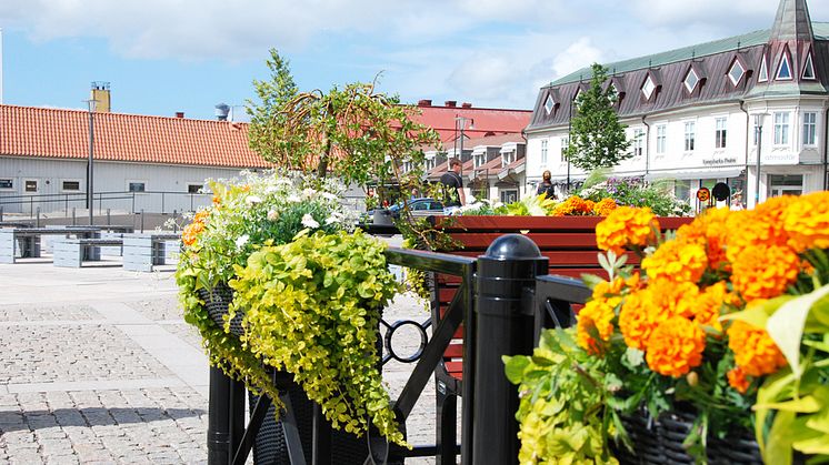 Reglerna om att glesa ut borden och att hålla avstånd till andra sittande sällskap har följts på de flesta ställen. Gästerna själva behöver dock bli bättre på att ta sitt ansvar.