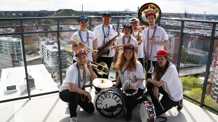 Storstan Street Brass har gjort sig känt som ett svängigt gatuband, inspirerade av den yngre generationens brassband i New Orleans.