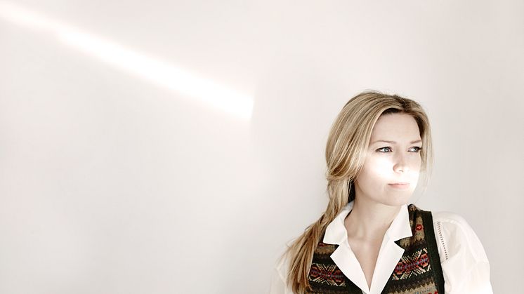Ingfrid Breie Nyhus spiller folkemusikk, klassisk og samtidsmusikk på klaver. Nylig ble hun tildelt komponistprisen "Årets verk 2022" for "Slåttepiano II". Foto: Geir Dokken.