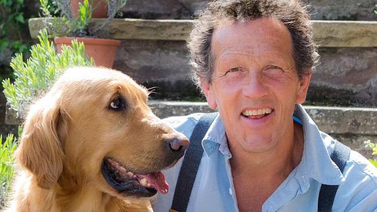 Pressbild på Monty Don och hunden Nigel. 