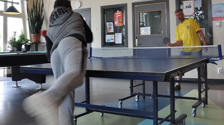 Omar Hassoun och Leo Jeppsson spelar bordtennis innan fotbollsvisning på Sofielunds Fritidsgård.