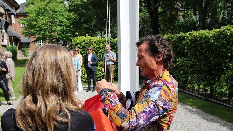 Petter Stordalen heiser Pride-flagget på Nordic Choice Hotels hovedkvarter på Frogner i Oslo 26. juni 2017. FOTO: Nordic Choice Hotels