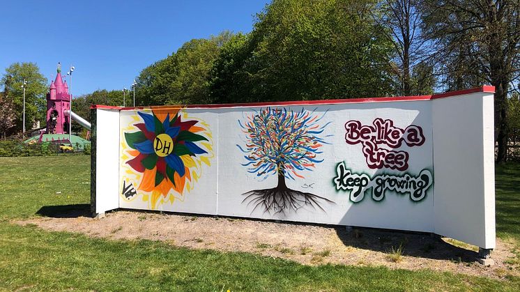 Konstplank, blomma och träd