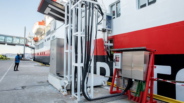 PÅ STRØM: Bergen er den første havnen som  tilbyr Hurtigruten landstrøm. Onsdag ble MS Spitsbergen koblet til anlegget for første gang. Resultatet: Lavere utslipp og renere luft. Foto:  Eivind Senneset/Hurtigruten/Bergen Havn