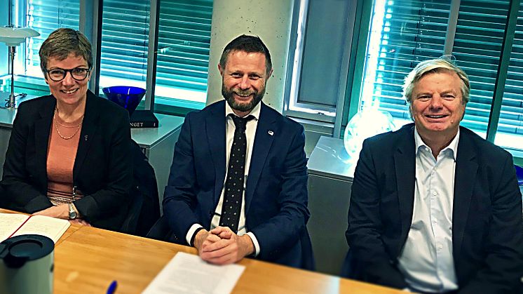 SIGNERTE ENIGHETSPROTOKOLL OM FASTLEGENES NORMALTARIFF. Helseminister Bent Høie, president Marit Hermansen og Tom Ole Øren, leder i Allmennlegeforeningen, er enige om veien videre. Foto: Daniel Wærnes/Legeforeningen 