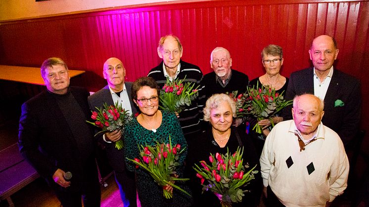 ABK:s vd Henrik Strand, och vice styrelseordförande Christer Nilsson med förra årets jubilarer.