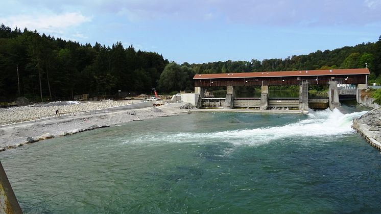 Die Restwasserkraftanlage Baierbrunn wird mit einer rauen Rampe und einem Raugerinnebeckenpass ausgestattet.