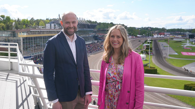 Skidskytteförbundets generalsekreterare Rikard Grip och ATG:s marknadschef Johanna Åberg på plats på Solvalla under Elitloppet. Foto: ATG