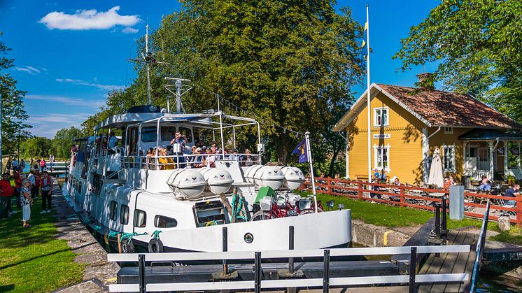M/S Bellevue slussar i Hajstorp. Foto: Jesper Anhede.