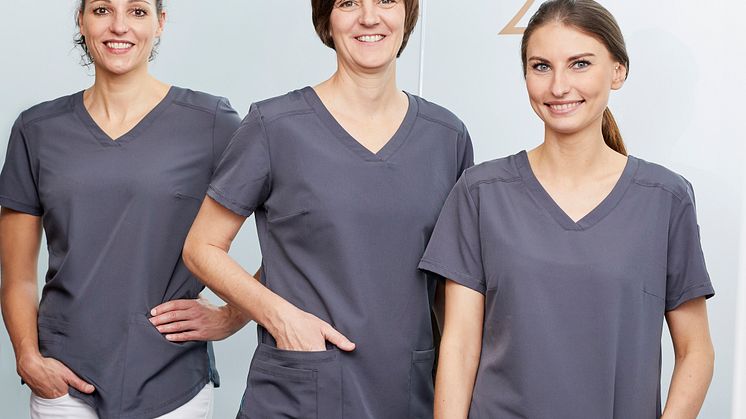 (v.l.n.r.) Gesa Schmidt-Martens, Anja Feller Guimarães und Anna Bernhardt arbeiten als selbständige Zahnärztinnen in der ersten Zahnpraxis der Zukunft, der ZAP*8 in Düsseldorf. (Foto: Björn Giesbrecht)
