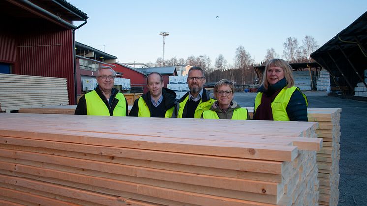 Företagsbesök hos Norrlands Trä med majoritetsföreträdaren Ingemar Wiklander (KD), kommunstyrelsens ordförande Andreas Sjölander (S), Norrlands Träs vd Jan Frycklund, oppositionsrådet Chrsitina Lindberg (C) och näringslivschefen Petra Forsström.
