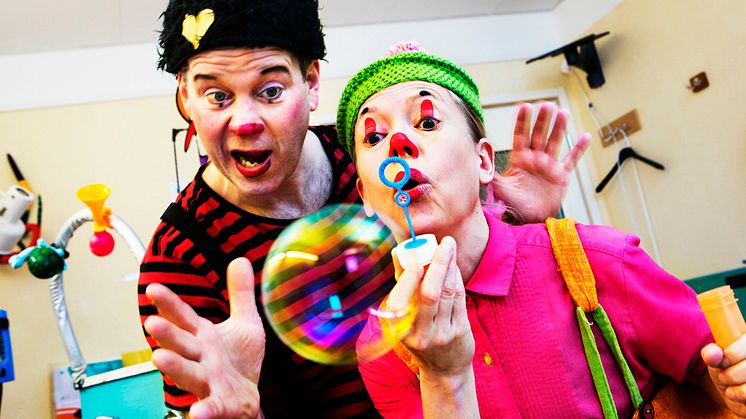 Clownerna dämpar rädsla och stress med skratt