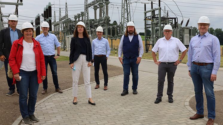 Investitionen ins Energienetz sind Investitionen in Klimaschutz und eine starke Wirtschaft. Bayernwerk-Führung und GRÜNEN-Politiker beim Besuch eines Umspannwerks in Neufahrn.