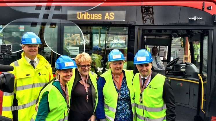Cato Hellesjø, Guri Melby, Trine Skei Grande, Erna Solberg og Stian Berger Røsland foran hydrogenbuss