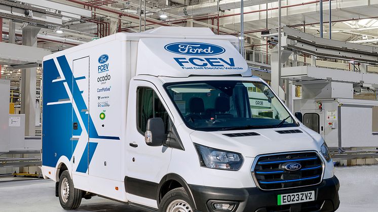 Ford testuje vozy E-Transit poháněné vodíkovými palivovými články, které by provozovatelům mohly přinést delší dojezd a kratší prostoje 
