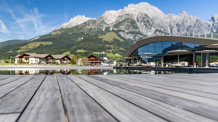 Wellness Terrasse mit Holz: „ATMOSPHERE by Krallerhof