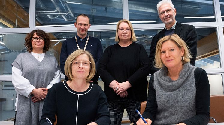 Undertecknandet av avsiktsförklaringen mellan Luleå tekniska universitet och Akademiska Hus. Namn på personer, se bifogad bild längst ner i pressmeddelandet.