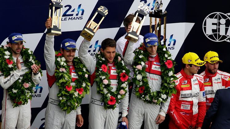 Audi R18 på podiet (Lucas di Grassi, Loïc Duval, Oliver Jarvis)
