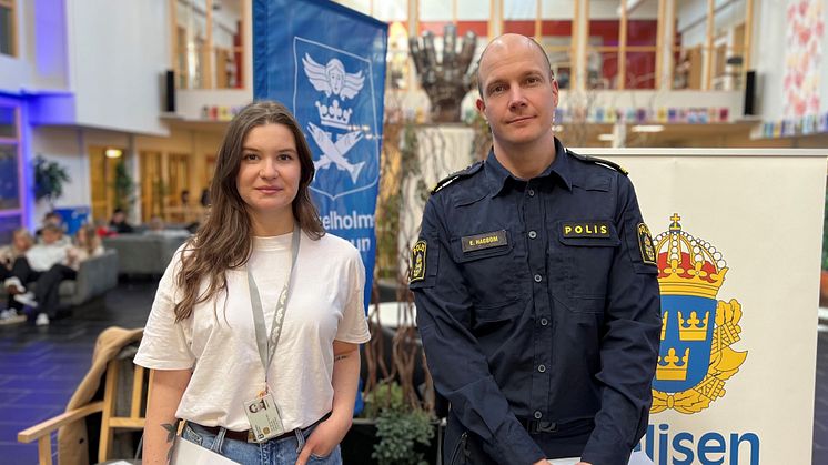 My Salale Olsson, brottsförebyggande samordnare i Ängelholms kommun och kommunpolis Eric Hagbom på Rönnegymnasiet för att möta skolungdomar.