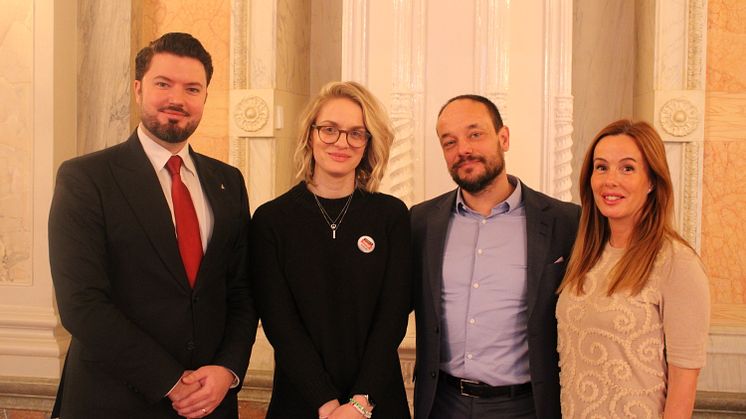 Från vänster: Roko Kursar, funktionsstödsnämndens ordförande, Natalie Eneke, pristagare, Rickard Lundqvist, Eleonoras pappa och Emma Aldin, Eleonoras mamma