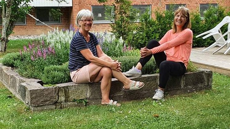 Berith Awenstedt och Monica Johansson njuter av föreningens fina gård.