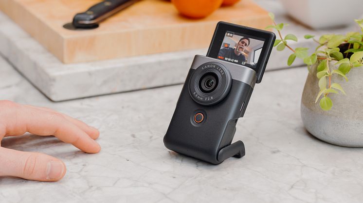 Powershot V10-Silver-Lifestyle-chef-built-in-stand-1X3A4173[1] – Kopi