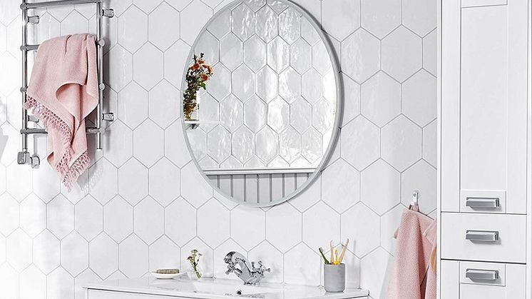 Bliss En generös, rund spegel som passar i såväl moderna som klassiska badrum. Med infälld LED-belysning och touchknapp. Färgtemperatur: 4 000 eller 6 000 K. Finns i två storlekar: Ø 600 och Ø 800 mm där den största är utrustad med avimningsfunktion.