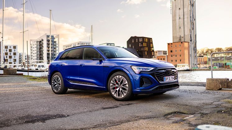 Audi Q8 e-tron (Ultrablå metallak)