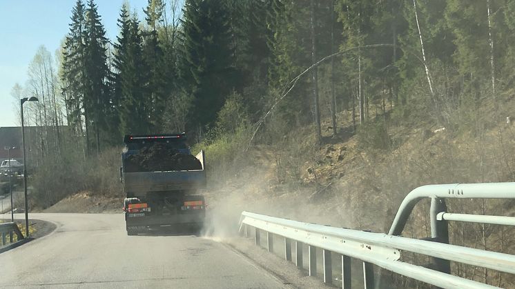 Støvskyen står langs veiene på Østlandet - og målestasjonene for luftkvalitet varsler om tidvis dårlig luftkvalitet som resultat. Foto: NILU