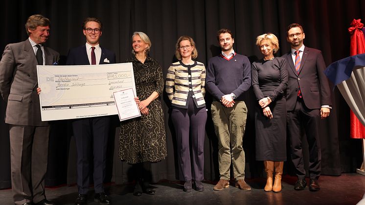 Bendix Schlange (2.v.l.) freut sich über die Auszeichnung. Es gratulieren: Alexander Prinz zu Schleswig-Holstein, Bettina Bergner, Katharina Strümpell, Clemens von Brockdorff, Ingeborg Prinzessin zu Schleswig-Holstein und Damien Vassallo.