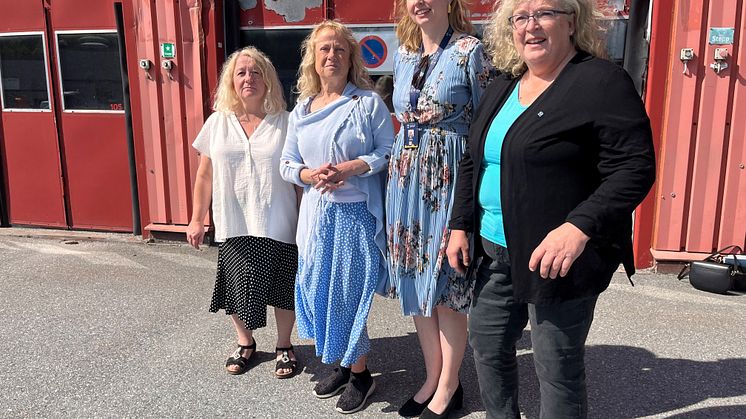 Annika Olegård (KD), Ann Lewerentz (M), Andrea Kronvall (SD) och Åsa Wennerfors (L) framför den gamla brandstationen där kommunens akutboende öppnar i januari. Fram till dess driver Vintergatans vänner en värmestuga med stöd av kommunen.