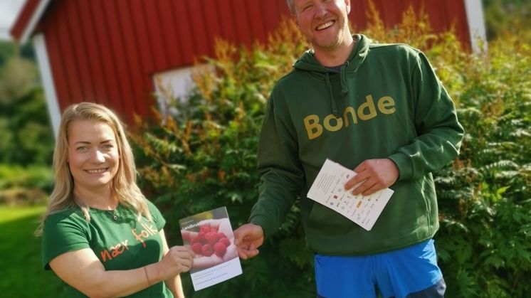 Sandra Borch er en av mange politikere som fikk med seg bondelagets budskap i valgkampen. Her får hun overrakt Landbruksløftet av Andreas Larsen, styremedlem i Troms Bondelag. Foto: Troms Bondelag.