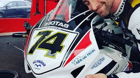 Magnus ”Macke” Granstedt i Pro Superbike rullar in i SM-starten.