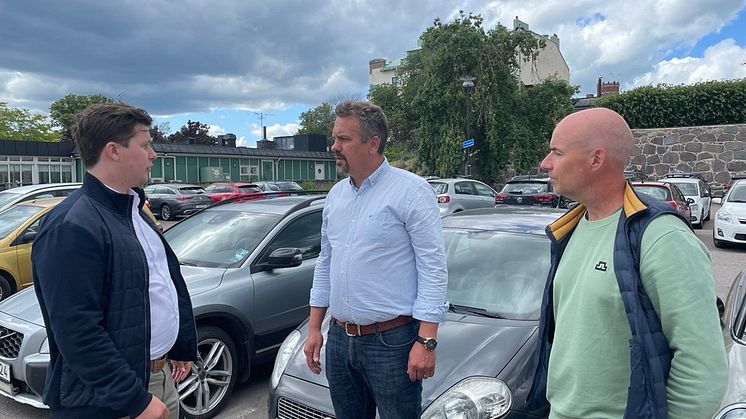 Robert Dahlström, mobilitetschef på Kalmar kommun och Jesper Linnér från kommunens mark- och exploateringskontor vid Jordbroporten tillsammans med Max Ackermann från Nima som planerar att sätta upp 8 snabbladdare på platsen.